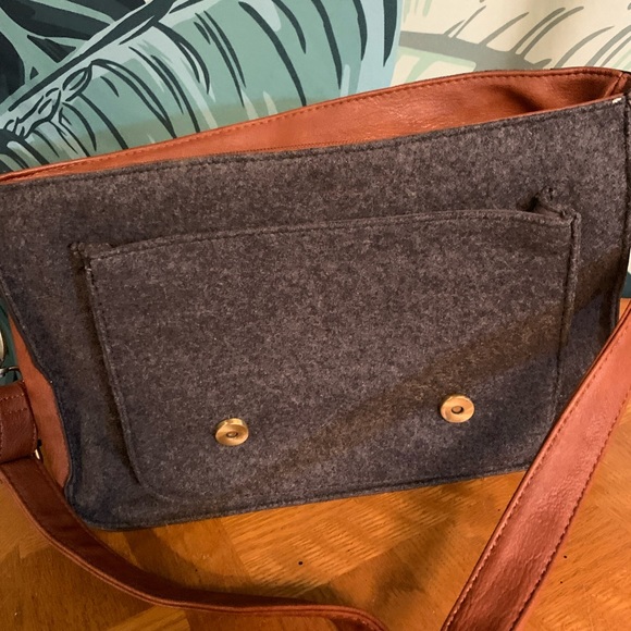 Wool cross body bag - Picture 4 of 12
